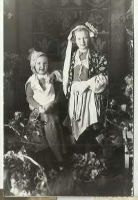 Hilkka ja Synnöve pukuleikit vaarin synttäreillä 1939 - valokuva 9x13 cm