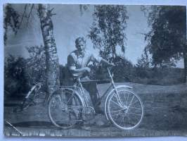 Poika ja polkupyörä - Valokuva