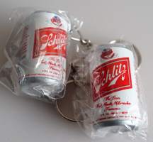 Schlitz olut  tölkki   - avaimenperä     4x2,5 cm muovia  käyttämätön alkuperäisessä pakkauksessa