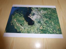 Oulu kuvattuna avaruudesta, satelliitista. valokuva, koko 20 cm x 27 cm eli helppo kehystää Hieno esim. lahjaksi. Myös muita satelliitista otettuja kuvia.