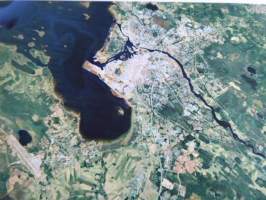 Oulu kuvattuna avaruudesta, satelliitista. valokuva, koko 20 cm x 27 cm eli helppo kehystää Hieno esim. lahjaksi. Myös muita satelliitista otettuja kuvia.