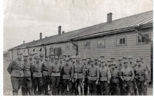 Valokuva, sotilaita kasarmilla 1940-luvulla