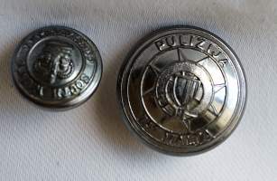 Poliisin nappi Malta Police   ja South Wales - poliisi  25 mm ja 15 mm