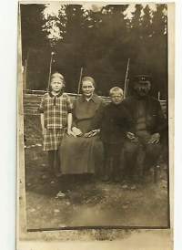 Perhekuva isovanhempien kanssa  - valokuva  9x13 cm