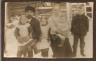 Torpparin perhe -  valokuva 6x9 cm