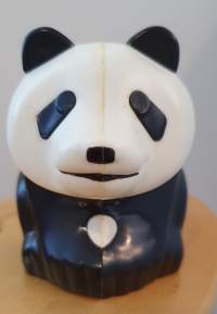 Panda säästölipas - Helsingin Osakepankki palvelupankki. Made in Finland by Tresmer Oy. World Wildlife Fund.