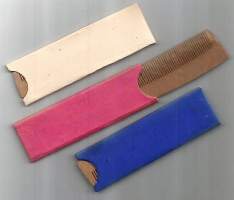 Pula-ajan kampa, puristettua paperimassaa  eri värisissä pahvikoteloissa käyttämätön