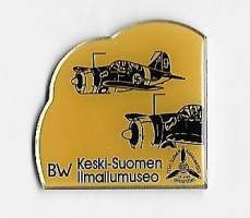 BW  Brewster - maailmansodan aikainen suomalaisten hävittäjä  pinssi rintamerkki alkuperäisessä pussissa