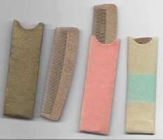Pula-ajan kampa, puristettua paperimassaa eri värisissä pahvikoteloissa käyttämätön
