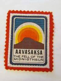 Aavasaksa the fell of the midnigth sun -kangasmerkki / matkailumerkki / hihamerkki / badge -pohjaväri punainen