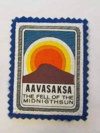 Aavasaksa the fell of the midnigth sun-kangasmerkki / matkailumerkki / hihamerkki / badge -pohjaväri sininen