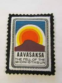 Aavasaksa the fell of the midnight sun-kangasmerkki / matkailumerkki / hihamerkki / badge -pohjaväri musta