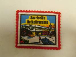 Saariselän retkeilykeskus -kangasmerkki / matkailumerkki / hihamerkki / badge -pohjaväri punainen