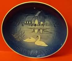 Joululautanen - Tanska vuosi 1974.  Posliinilautanen, seinälautanen, koristelautanen (Vintage Christmas Plate, Denmark Scandinavian Design, Jultallrik, Porcelain)