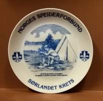 Keräilylautanen- Norges Speiderforbund - Sorlandest Krets. Posliini, seinälautanen. (Vintage, Tanska,  Scandinavian Porcelain, tallrik, collecting plate)