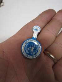 UN - United Nations Guided Tour (New York) - Olympic Button &amp; Emb.em Co. NYC -metallinen, ohutta peltiä - kaulukseen / vaatteeseen kiinnitettäväksi tarkoitettu
