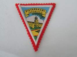 Pietarsaari - Jakobstad -kangasmerkki / matkailumerkki / hihamerkki / badge -pohjaväri punainen