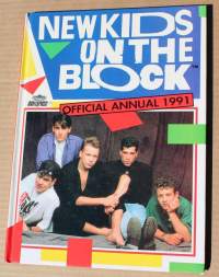 New Kids on the Block -fanipaketti: Kirjoja, kaulahuiveja, kasetti, rintamerkkejä. Lahjaksi entiselle nuorelle! Katso kuvat