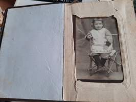 Valokuva Pieni tyttö istuu tuolissa ( kannet olleet ja hajonneet)