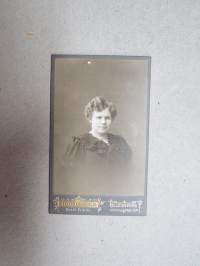 Tilda Ruotsalainen (os. Kosonen - Hahl?), tohtorin rouva, Helsinki, 50 v., 30.12.1924, Atelier Universal -visiittikorttivalokuva / visit card photo / cdv