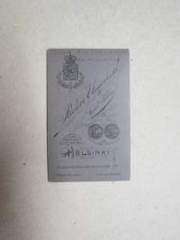 Tilda Ruotsalainen (os. Kosonen - Hahl?), tohtorin rouva, Helsinki, Atelier Universal -visiittikorttivalokuva / visit card photo / cdv