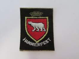 Hammerfest -kangasmerkki / matkailumerkki / hihamerkki / badge -pohjaväri musta