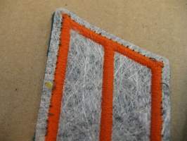 SA-kauluslaatat, pari - Rajavartiolaitos värvätty  + napit (vihreä-oranssi)  vaalea seitti tukikangas n. 8 cm (käytetyt)