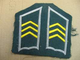SA-kauluslaatat, pari - Jalkaväki kersantti (vihr-harmaa) paperinaru tukikangas n. 8 cm (uudet)