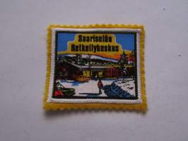 Saariselän retkeilykeskus -kangasmerkki / matkailumerkki / hihamerkki / badge -pohjaväri keltainen