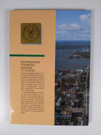 Kauppakamaritoimintaa Vaasassa 75 vuotta = Handelskammarverksamhet i Vasa 75 år = 75 years of the Vaasa Chamber of commerce