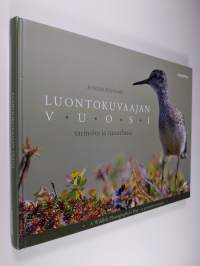 Luontokuvaajan vuosi : tarinoita ja tunnelmia = A wildlife photographer&#039;s year : a personal account