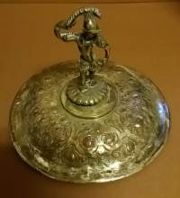 Silvered cup and cover. Hopeoitu metallinen palkintopokaali, 19 vuosisata. (Antiikkia, keräilyesine)