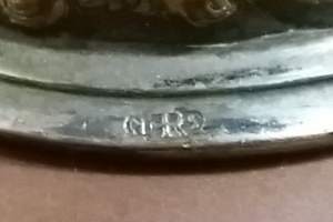 Silvered cup and cover. Hopeoitu metallinen palkintopokaali, 19 vuosisata. (Antiikkia, keräilyesine)