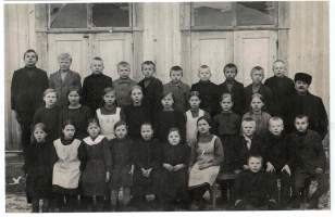 Alakoulu oppilaineen 1920-30 luvulla? Koko 10 x 15 cm