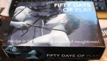 Fifty Days of Play - Erotiikkapeli, 2012. 50 kutsua partnerillesi eroottisiin, vähän tuhmiinkin leikkeihin. Englanninkielinen.