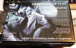Fifty Days of Play - Erotiikkapeli, 2012. 50 kutsua partnerillesi eroottisiin, vähän tuhmiinkin leikkeihin. Englanninkielinen.