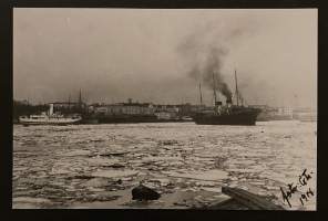 Saksalainen laiva jäiden seassa ja saapumassa Etelä-Satamaan 14.4.1918, Helsinki -  Valokuva