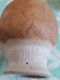 Nuken pää. Korkeus korvan kohdalta pälakeen 10 cm, ympärysmitta 29 cm ( ei tarkka !). Valmistaja Baby Sloria Germany