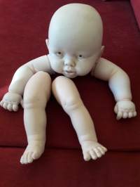 Vauva nuken pää, jalat ja kädet. Hyvää työtä, tekijä Dottie Haines. Florida. Ei nimeä massassaKädet 16 cm, jalat 17cm. Pään ympärys otsalta 40 cm