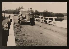 Auto ja omistaja sillalla -  Valokuvakortti