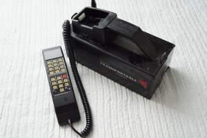 Kannettava matkapuhelin Esselte Transportable 900 by Motorola - puhelin 25x26x12 cm paino 4,3 kg