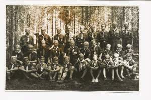 Partiopoikia metsän siimeksessä 1952 valokuva 12x18 cm