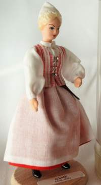Hämeen puku -  kansallispukunukke - nukke /Käsinmaalattu ja   suomalaiseen kansallispukuun puettu 12 sm korkea nukke, joka onvalmistettu  1990-luvulla