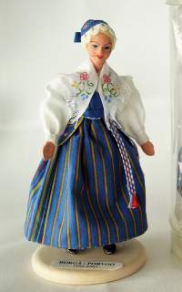 Porvoon puku -  kansallispukunukke - nukke /Käsinmaalattu ja   suomalaiseen kansallispukuun puettu 12 sm korkea nukke, joka onvalmistettu  1990-luvulla