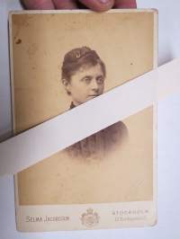 Aino Rotkirch, kuvattu Tukholmassa 1800-luvulla - kabinettikuva, toisessa kuvassa mainittu &quot;Kreivinna&quot; eli kreivitär?