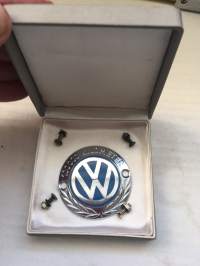 VW 100 000 kilometer merkki + ruuvit + rasia