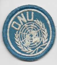 ONU United Nations ranskankielinen Organisation des Nations Unies hihamerkki.  -YK-sotilaan   hihamerkki