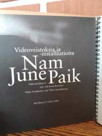 Nam June Paik : videoveistoksia ja -installaatioita / Videoskulpturer och videoinstallationer / Video sculptures and video installations