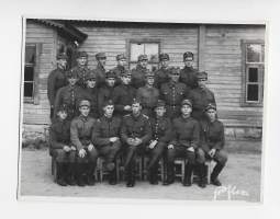 5/KTR 2  I ryhmä saapumiserä 3/1951  valokuva 9x13 cm nimet ja peruskoulutus kuvan takana
