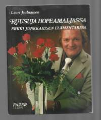 Ruusuja hopeamaljassa : Erkki Junkkarisen elämäntarinaKirjaJauhiainen, Lauri , 1925-2003Fazer 1977